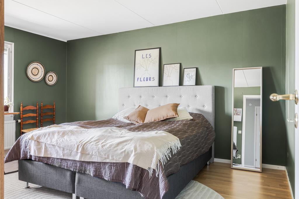 Stort rum som kan användas som ett tredje sovrum eller som vardagsrum.