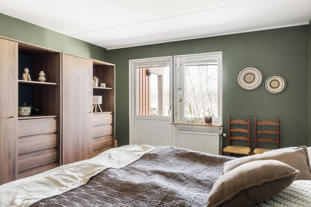 Altandörr ut till altan och trädgård. 