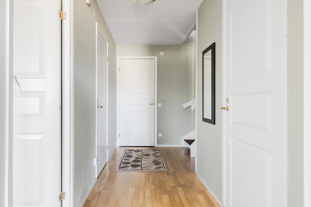 Nedre hall. Ingång till en stor klädkammare och förråd om ca 18 kvm. 