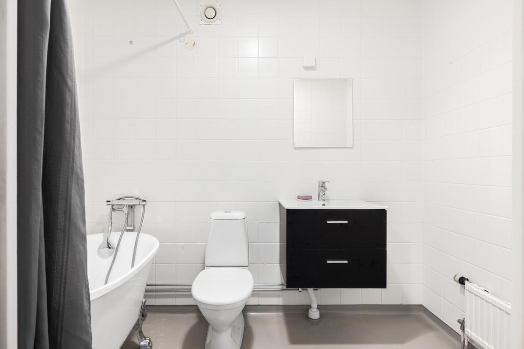 Badrum som är uppfräschat med ny inredning och målade ytskikt. 