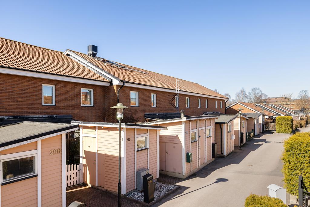 På radhusets framsida finns ett rejält förråd. 