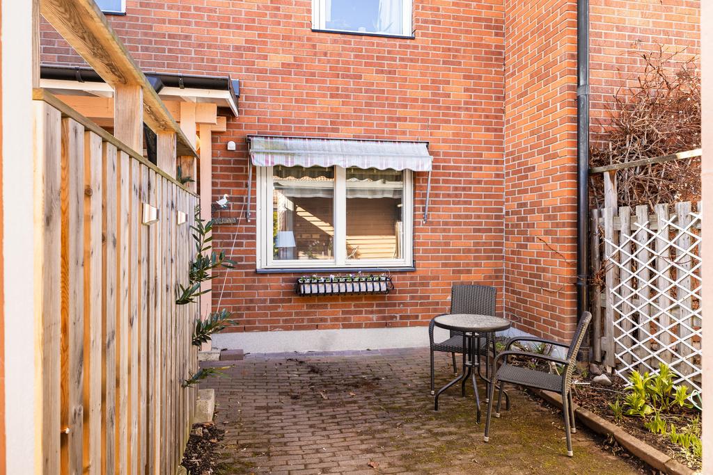 Uteplats på framsidan med morgonsol. 