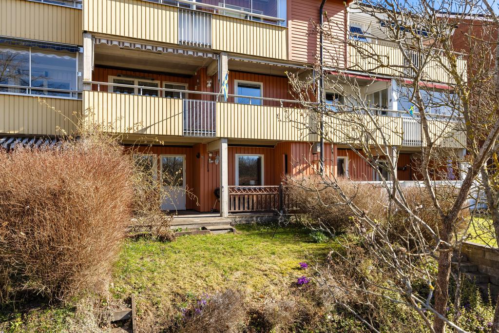 Trädgårdssidan i skönt sydvästläge.