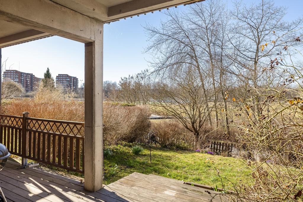 Altan och trädgård i skönt sydvästläge. Insynskyddande häckar mot båda grannarna. 