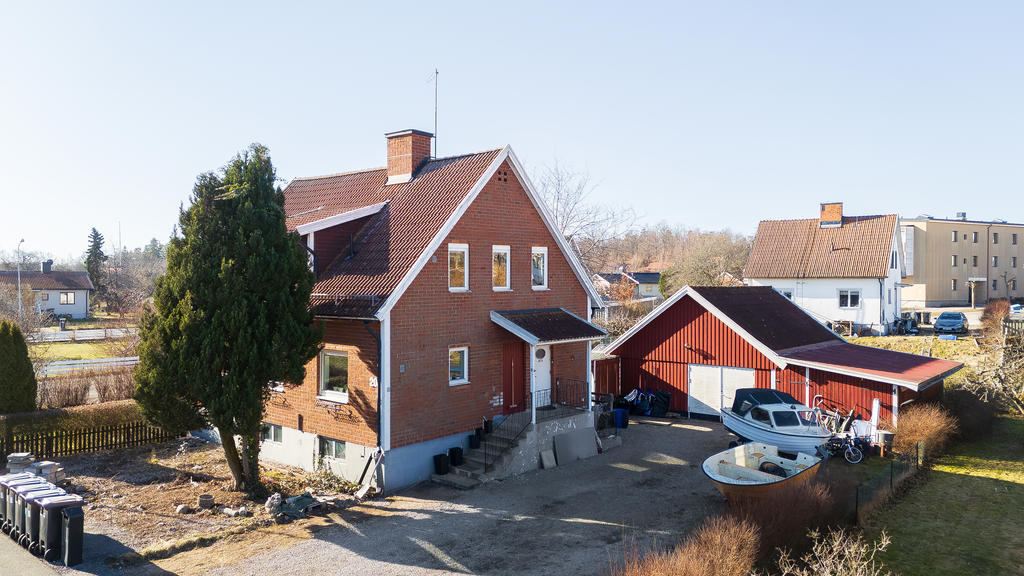 1,5-plansvilla med källare och stort garage och gott om uppställningsplatser