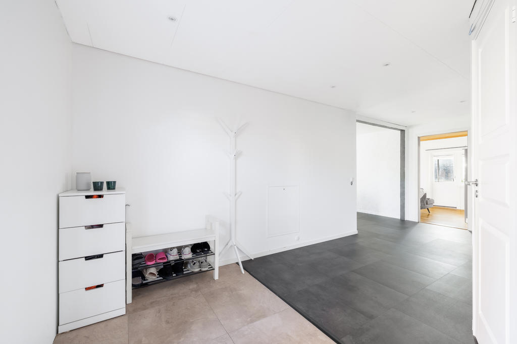 Nyrenoverad hall med infällda takspotar