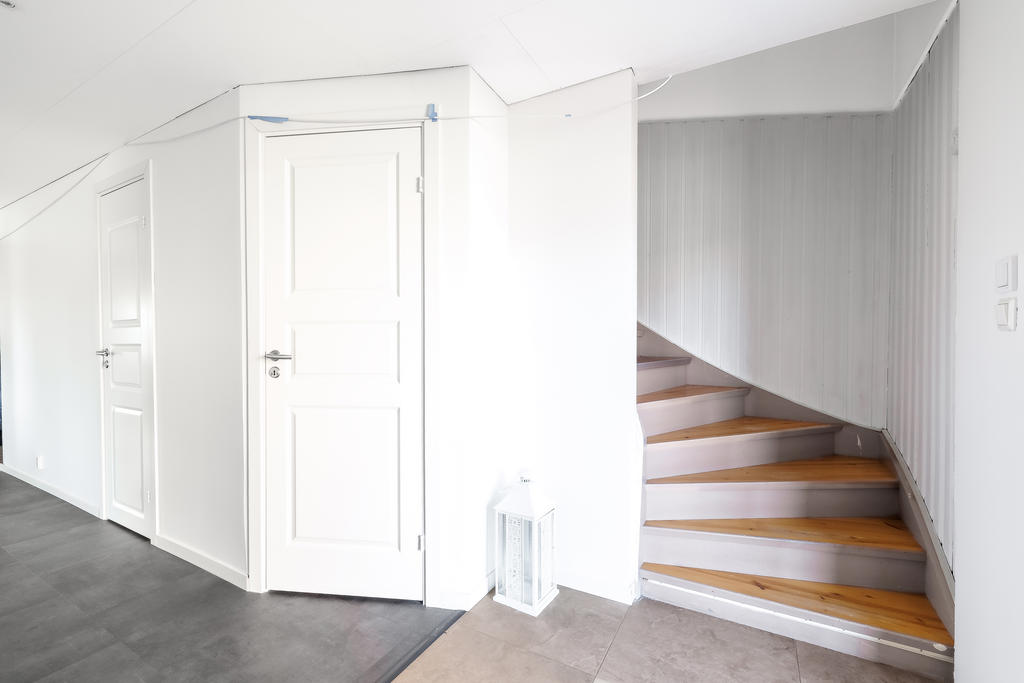 Hall med trappa till övre plan