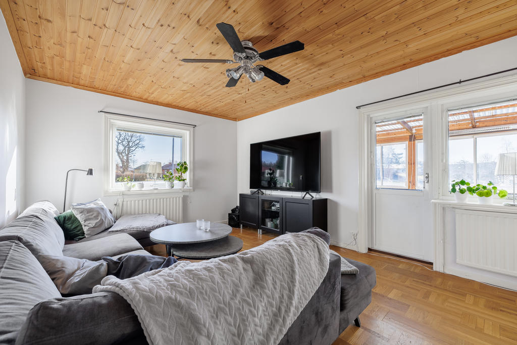 Vardagsrum med utgång till inglasat uterum