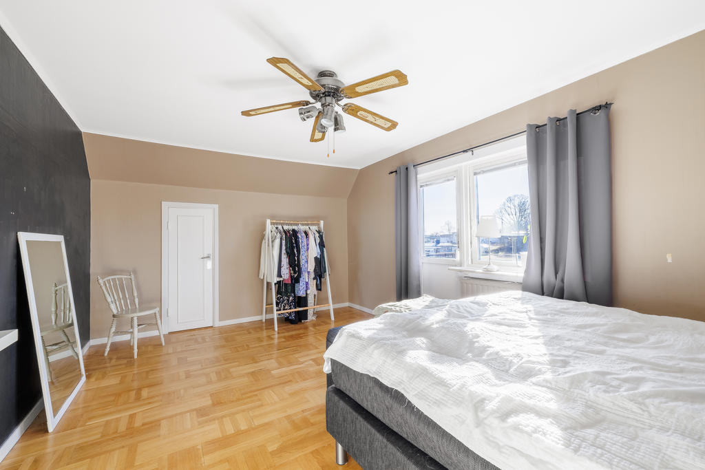 Master bedroom med utgång till balkong