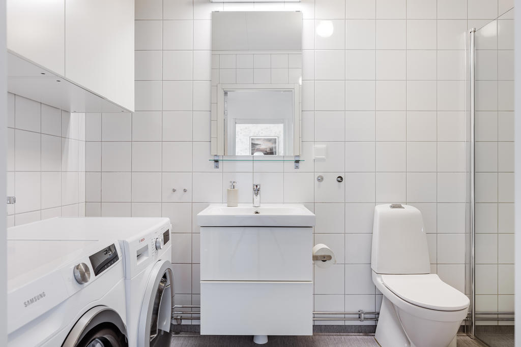 Badrum med dusch och separat tvättavdelning
