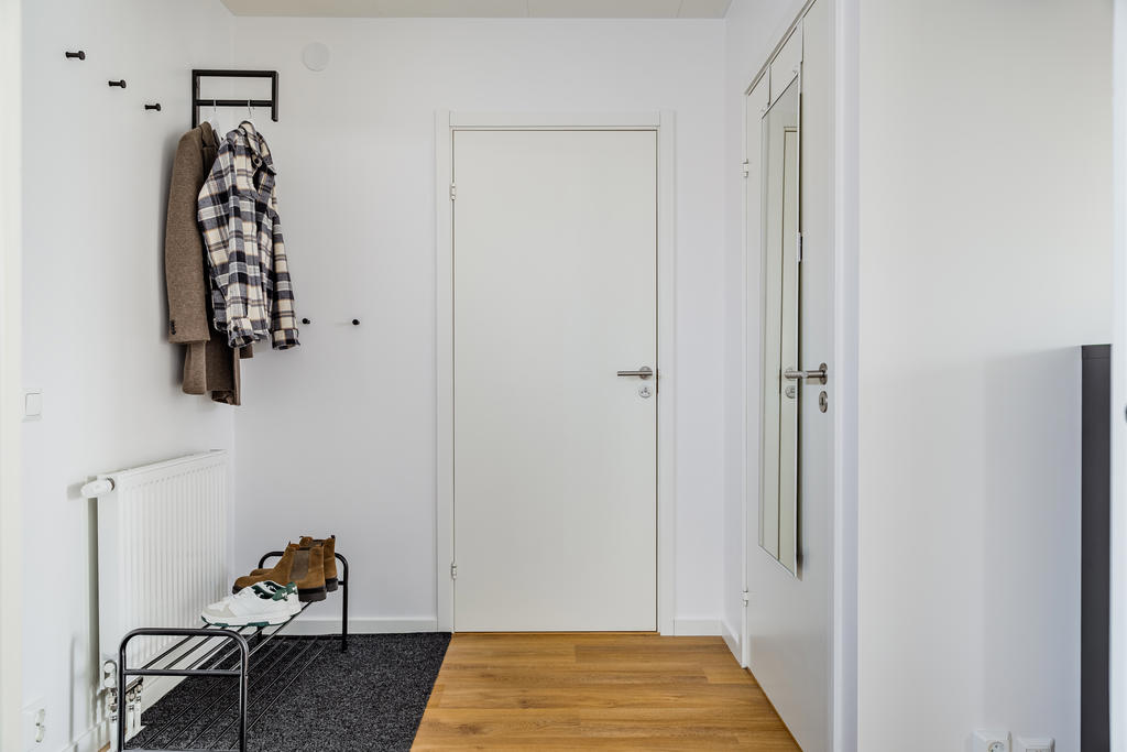 Hall sett mot badrum samt klädkammare