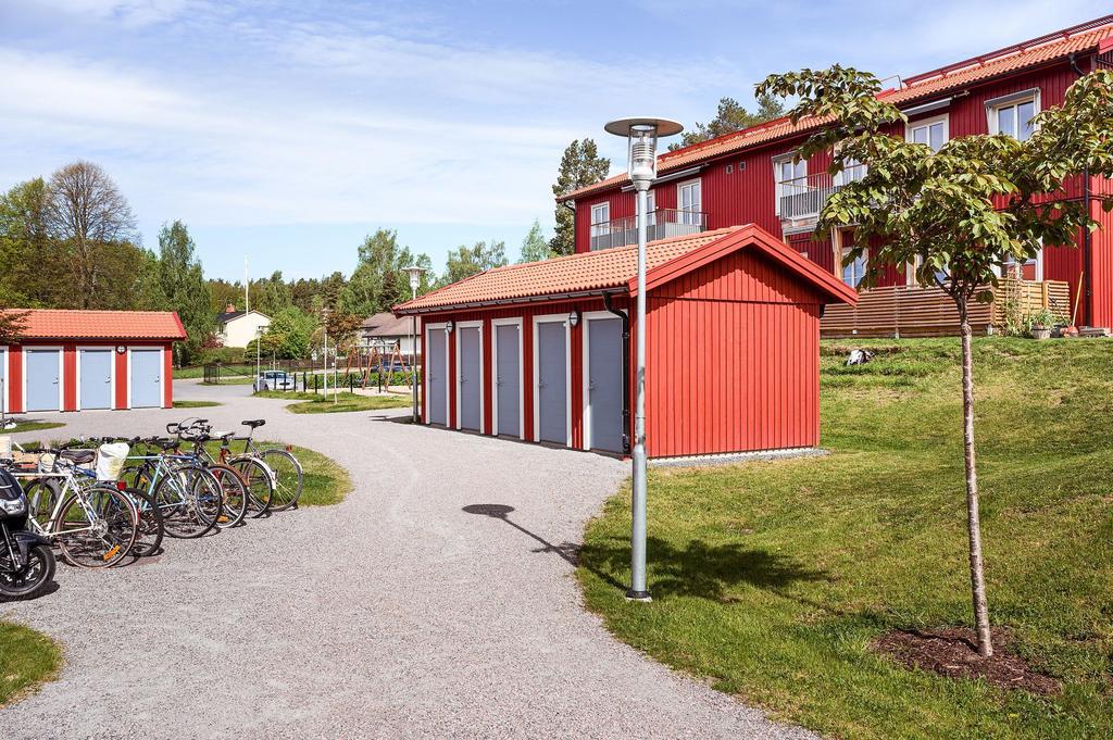 Välskött innegård med separat förrådsbyggnad 