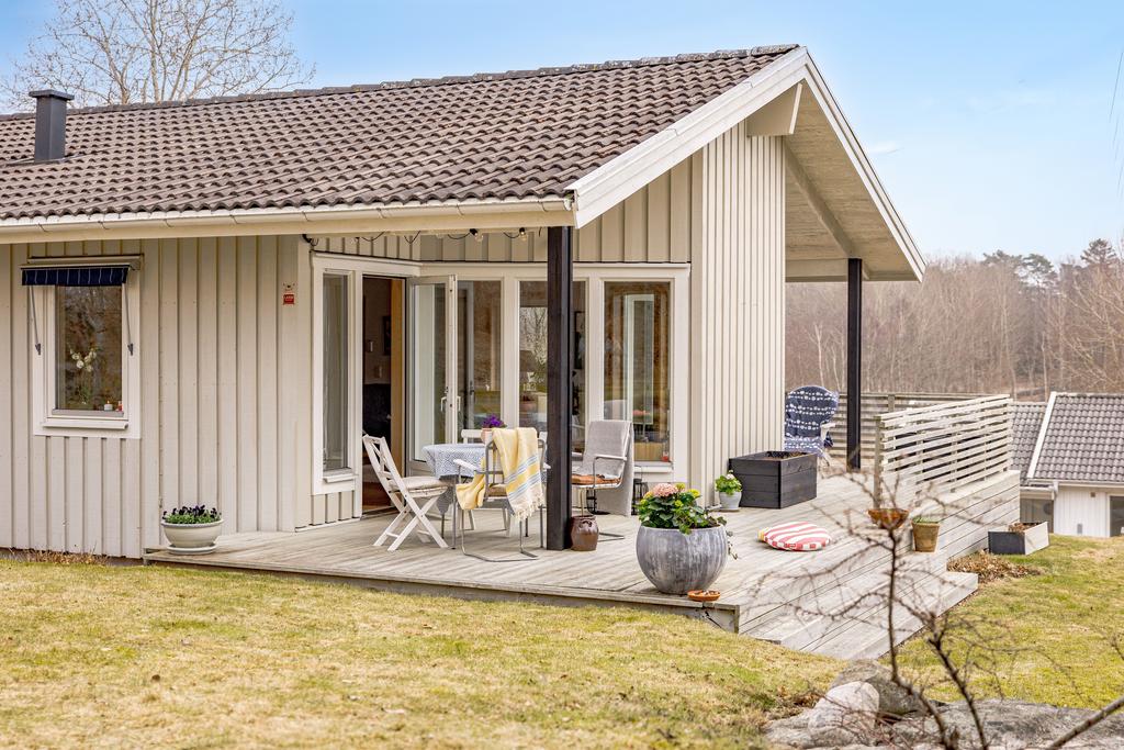 Altandäcket byggdes om under 2014 av tidigare ägare. På den delen som är mot vägen finns solen under sommaren kvar ända till ca kl. 19,00 innan den går ner bakom skogsdungen.
