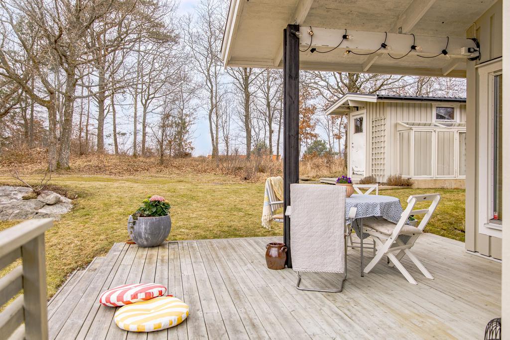 Altanen, delvis skyddad under tak