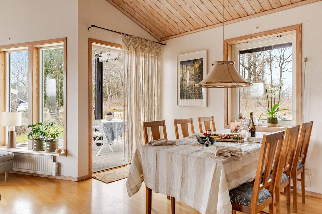 Även denna sida har en utgång till altanen