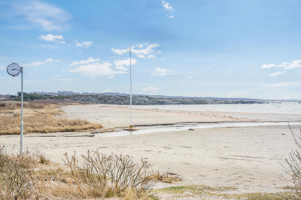 Njut av det bästa av två världar – både solvarma klippor och mjuk sandstrand att välja mellan.