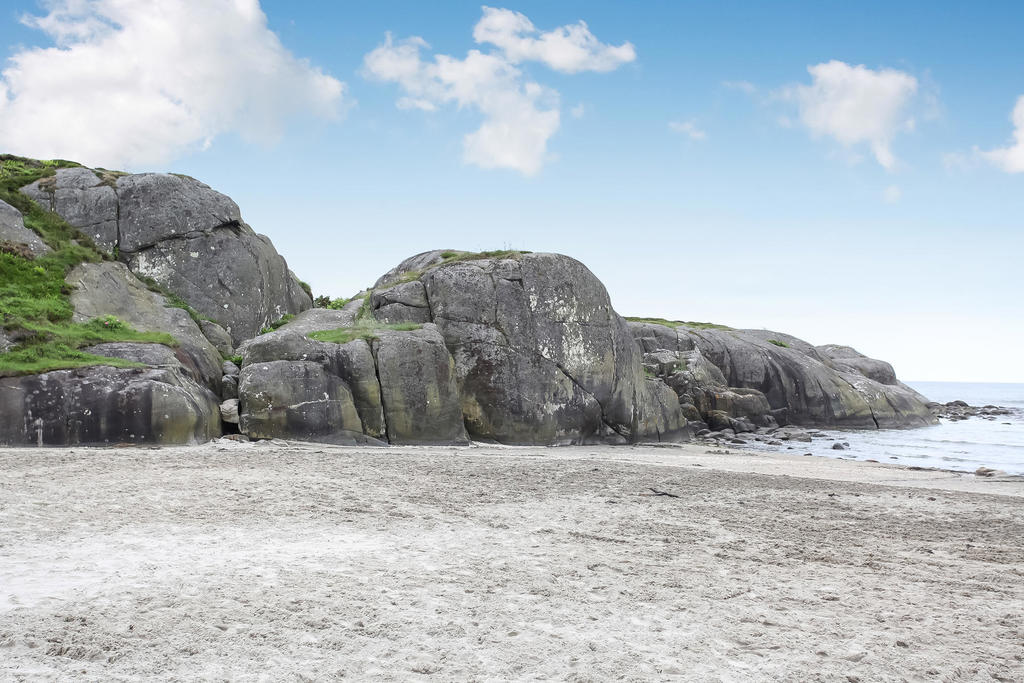 Njut av det bästa av två världar – både solvarma klippor och mjuk sandstrand att välja mellan.