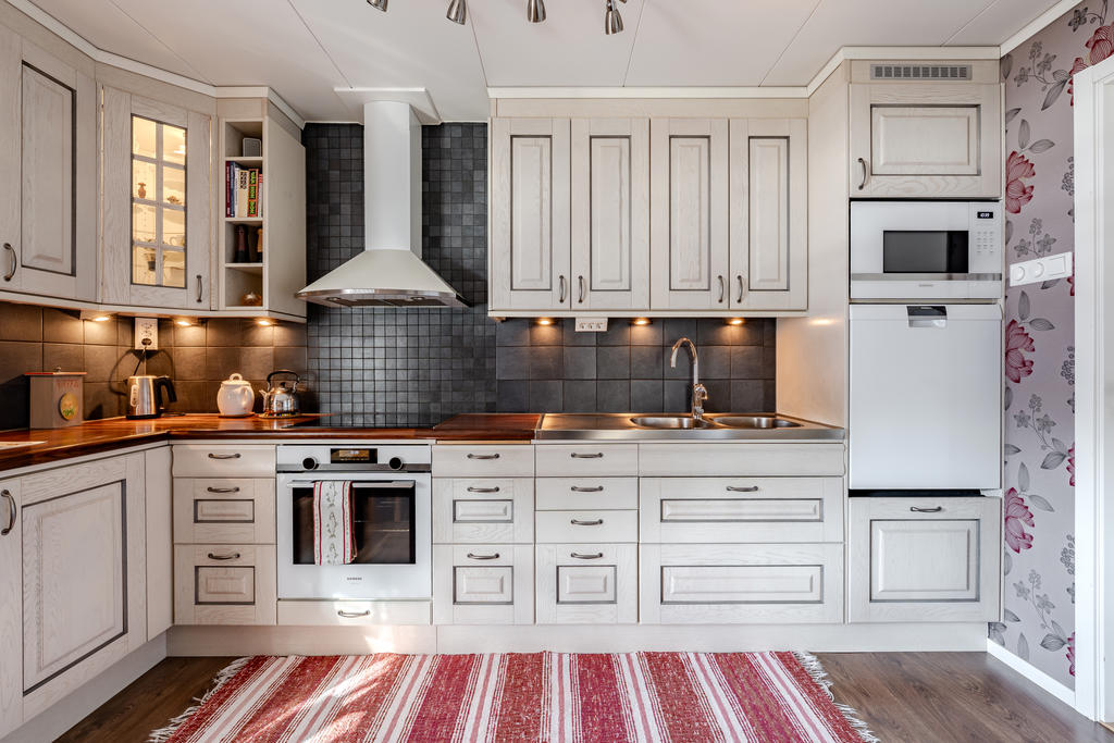 Det finns gott om förvaring och bänkyta i köket. Diskmaskinen är i bekväm arbetshöjd. 