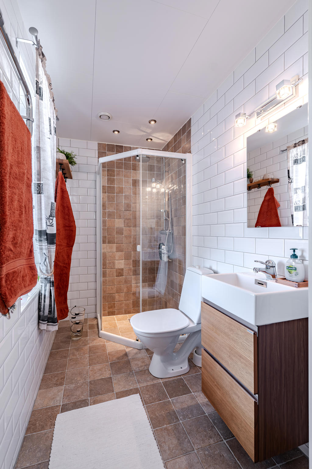 Duschrum/Gäst-wc finns i anslutning till entrén