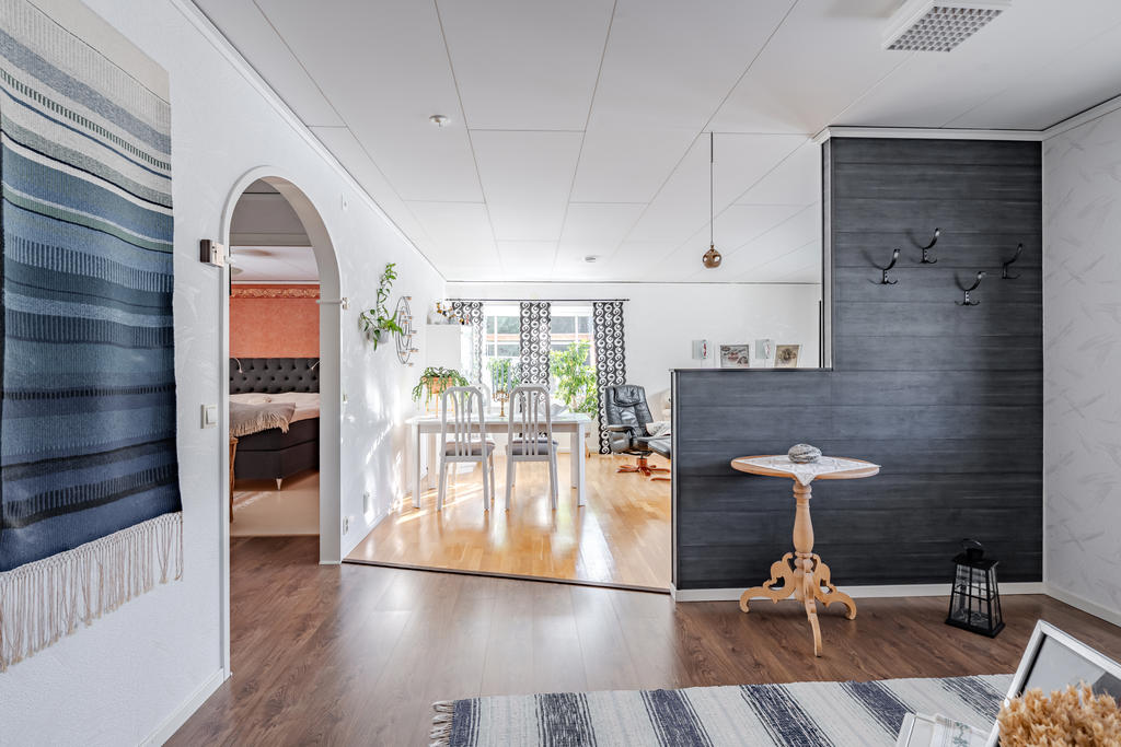 Den stora öppningen mellan hall och vardagsrum ger fint ljus