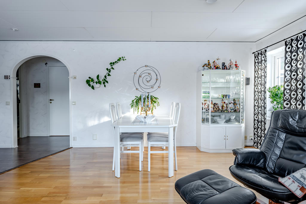 Via passagen nås badrummet och två av sovrummen