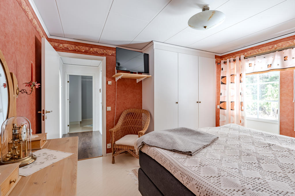 I sovrum 1 finns flera garderober och utgång till tomten