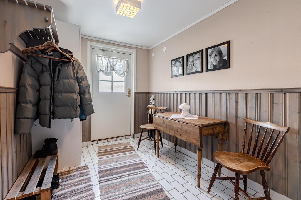 Praktisk groventré i anslutning till kök och tvättstuga