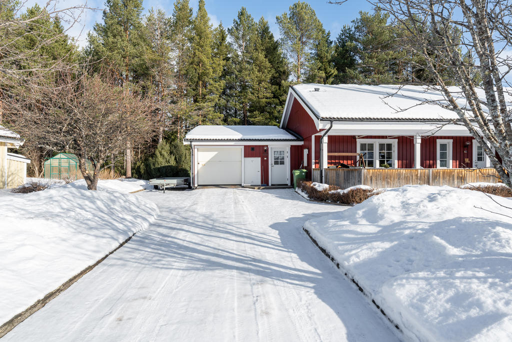 Från garaget nås ett förråd