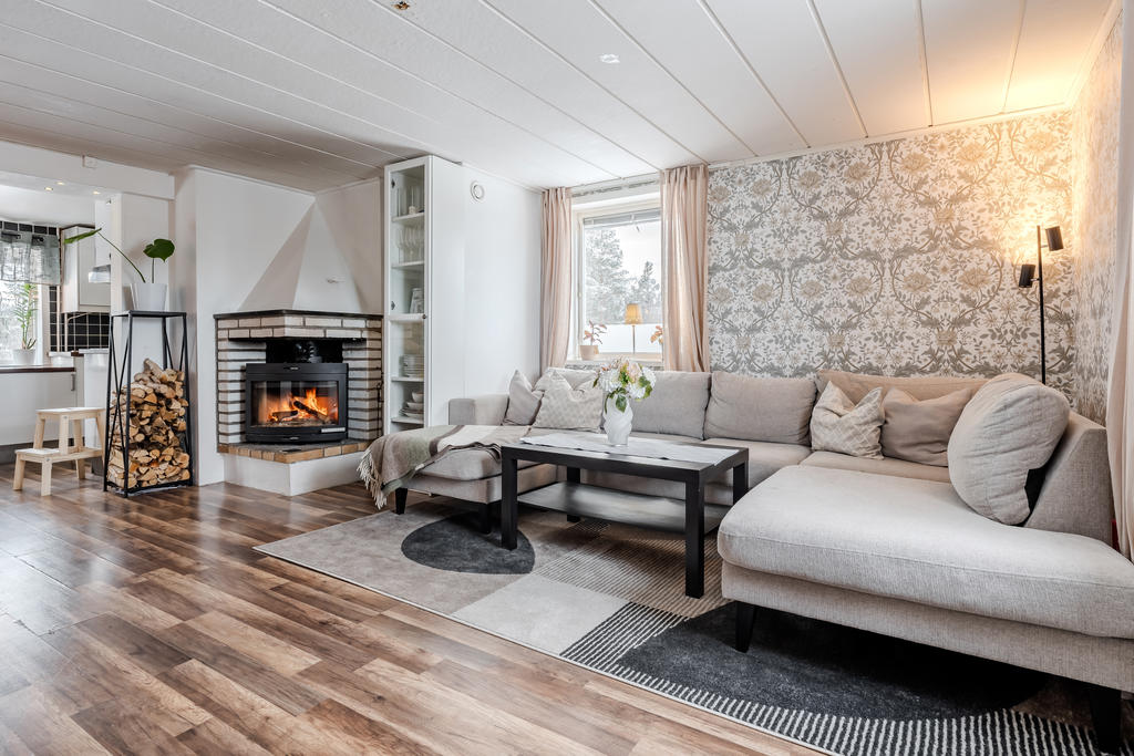 Kaminen ger värme och ett mysigt sken.