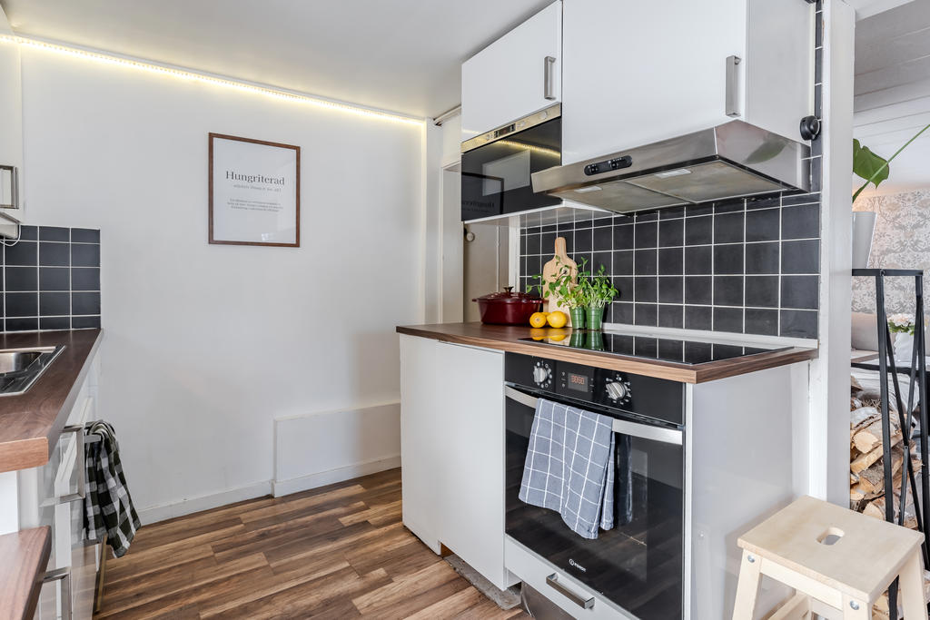 I anslutning till köket finns ett förråd som ger extra förvaringsmöjligheter. 