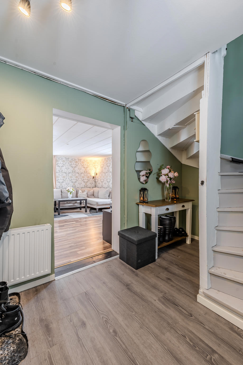 Hall med plats för förvaring under trapp. 