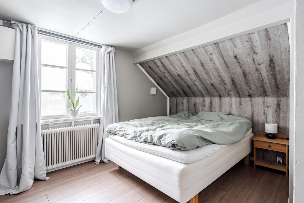 Det stora sovrummet har plats för dubbelsäng. 