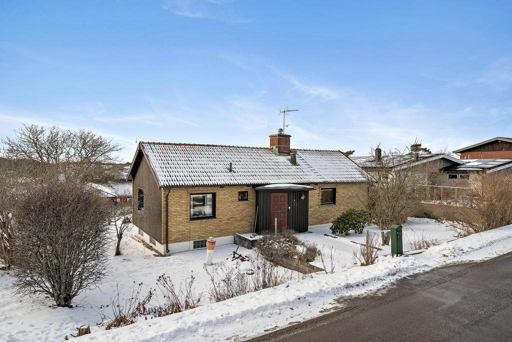 Med ett högt och fritt läge i populära Önnered ligger detta charmiga hus 