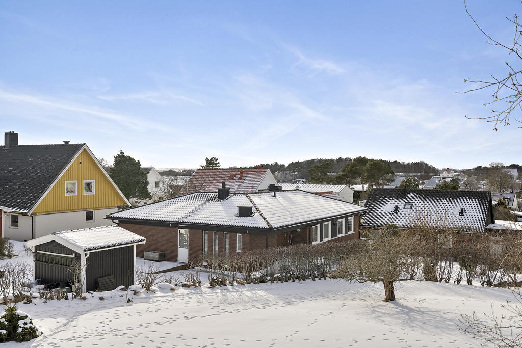 Tack vare det höga läget erbjuds utsikt över området och en havsglimt