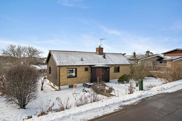 Med ett högt och fritt läge i populära Önnered ligger detta charmiga hus 