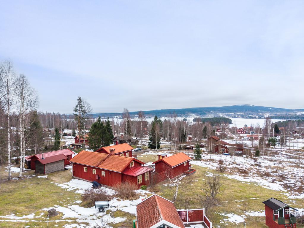 Byggt 2022-2023 med högt och soligt läge.