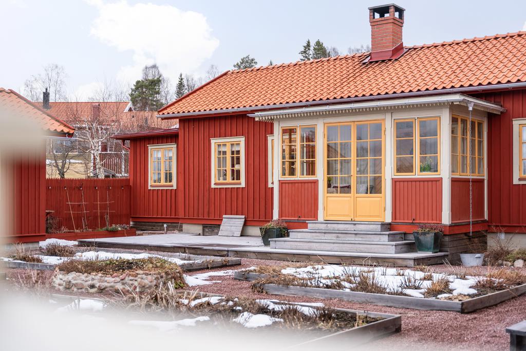 Entré bostadshus med uteplats.