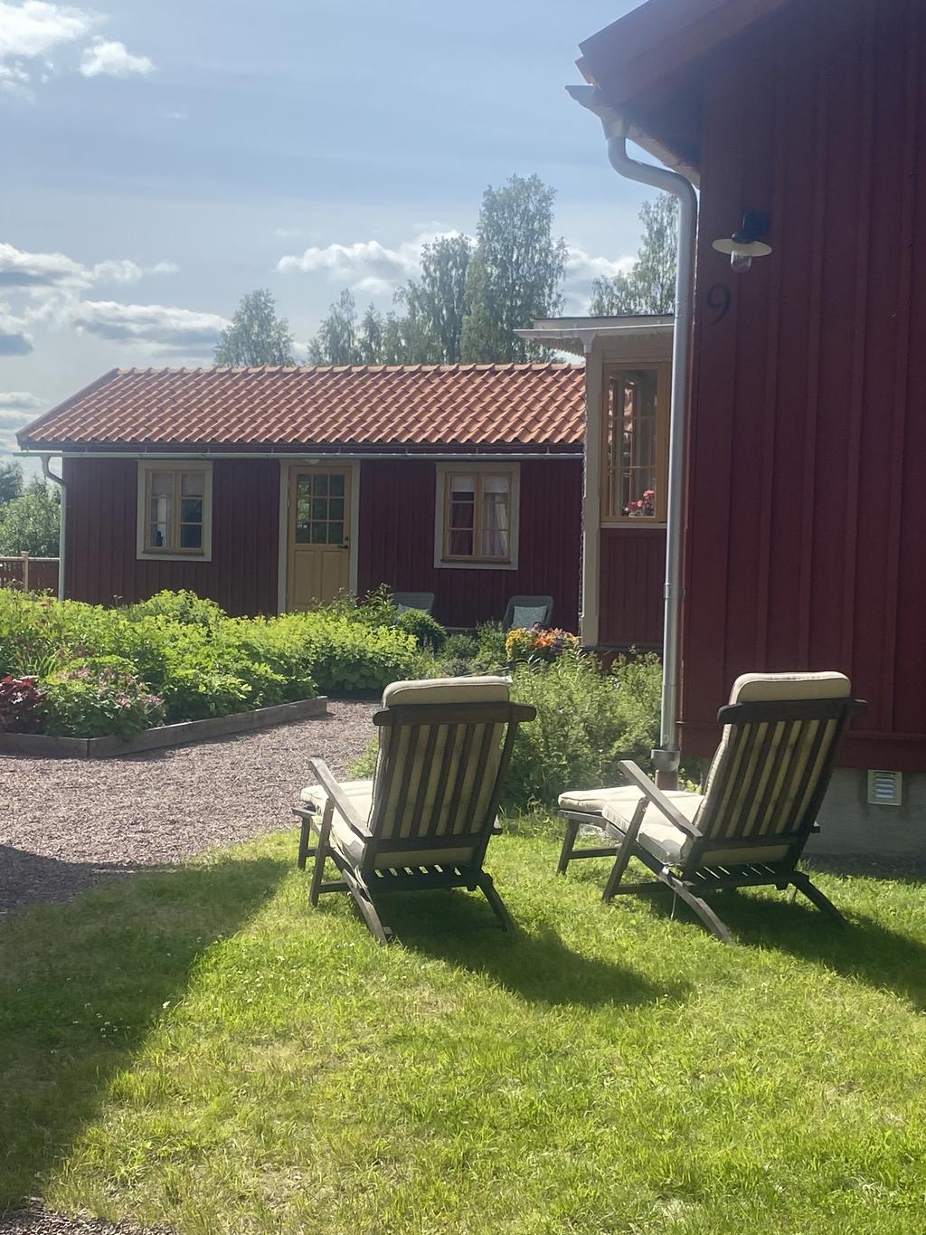 Säljarnas egna sommarbilder.
Från entrén mot Gästhus 1 (30 kvm).