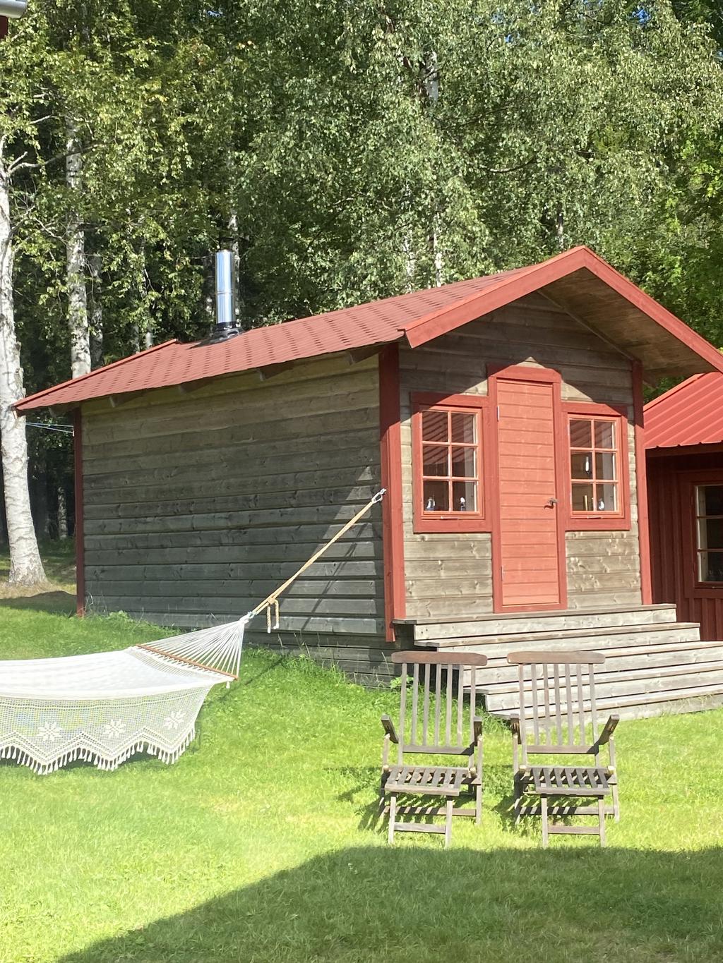 Säljarnas egna sommarbilder.
Vedeldad bastu med relax