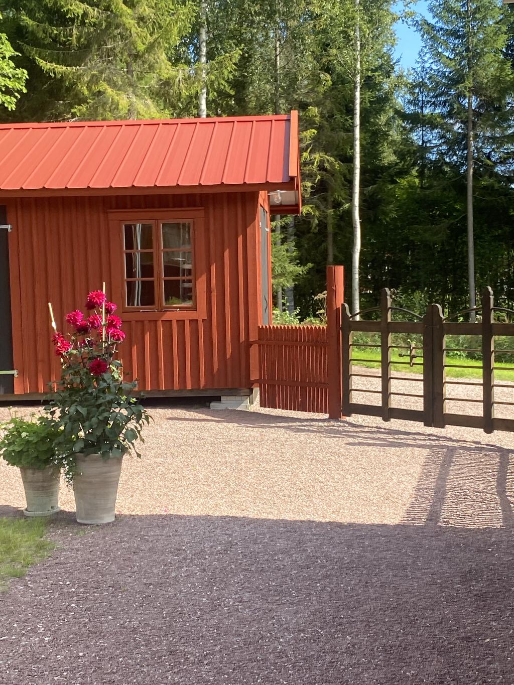 Säljarnas egna sommarbilder.
Entrén till gårdstunet.