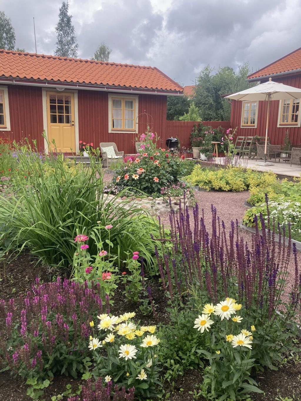 Säljarnas egna sommarbilder.
Vackert uppvuxen trädgård på innergården. 