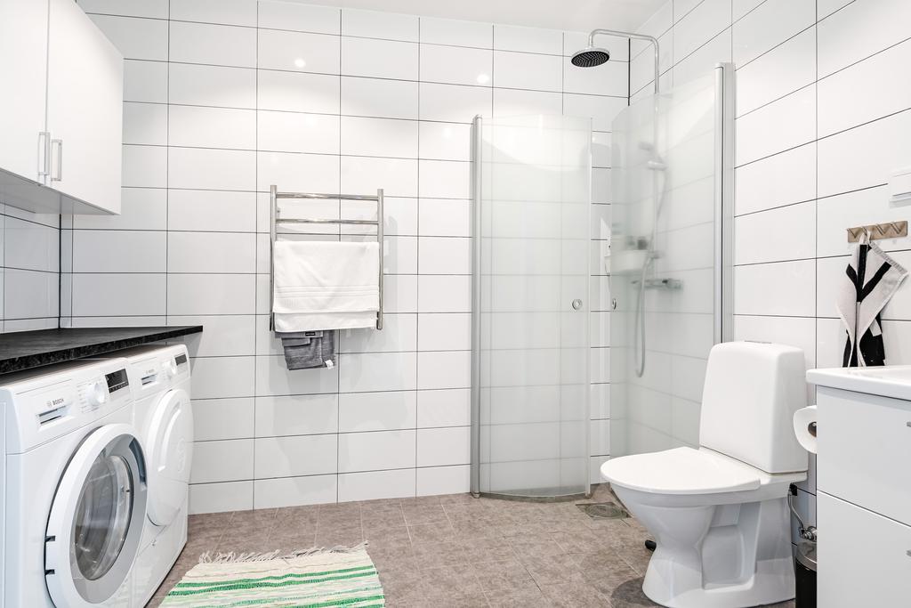 Badrum med tvättmaskin och torktumlare