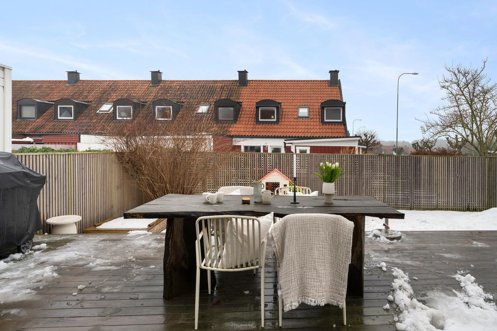 Tack vare det attraktiva hörnläget erbjuds en extra stor tomt med härlig eftermiddags- och kvällssol