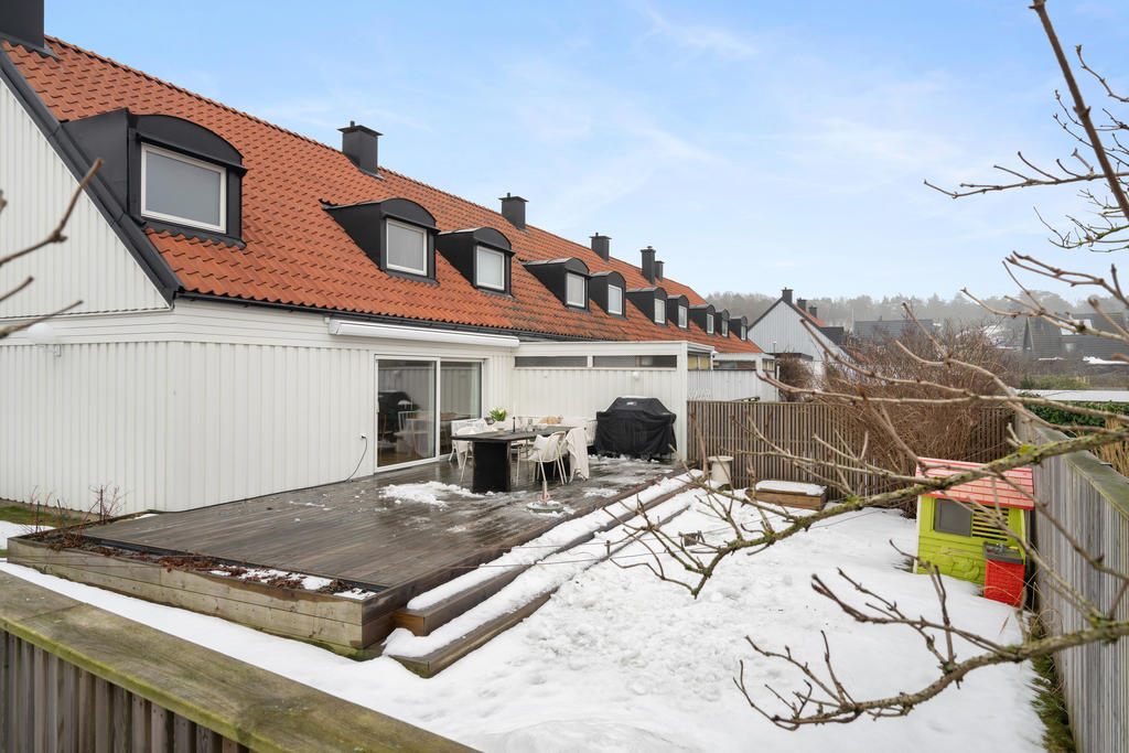 Den omfattande renoveringen, med moderna materialval och genomtänkta förändringar i planlösningen, gör detta radhus helt unikt