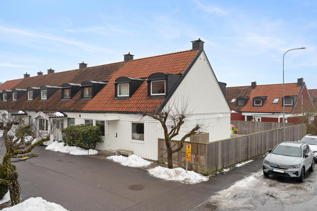 I närheten ligger flera omtyckta skolor och förskolor 