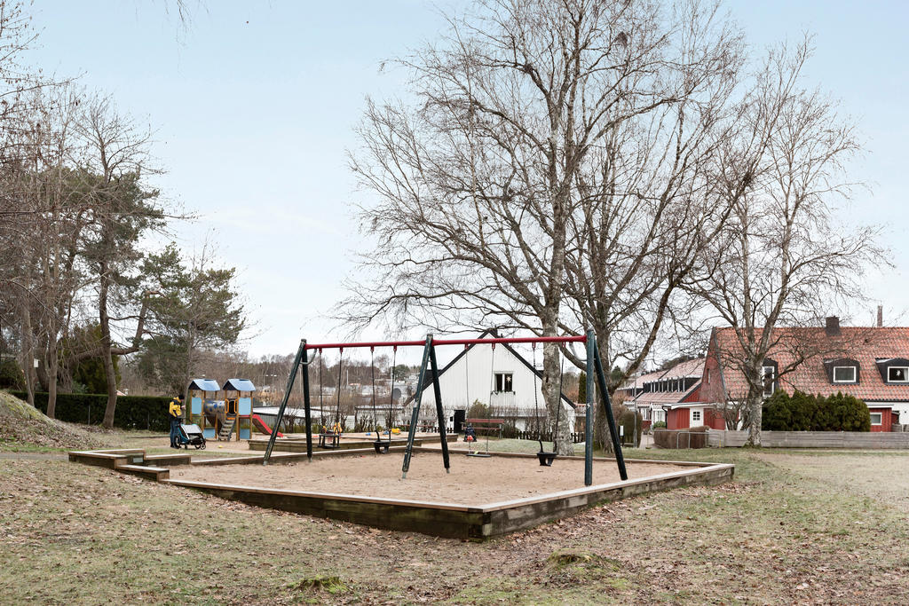 Bara ett stenkast bort ligger områdets lekplats