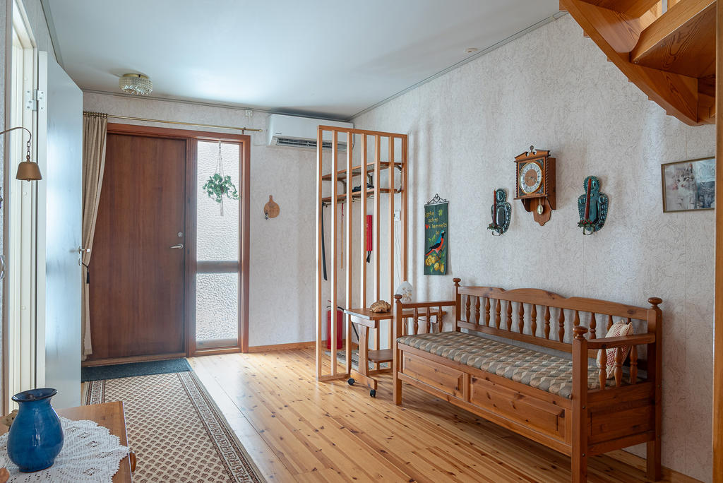 Rymlig hall med trägolv