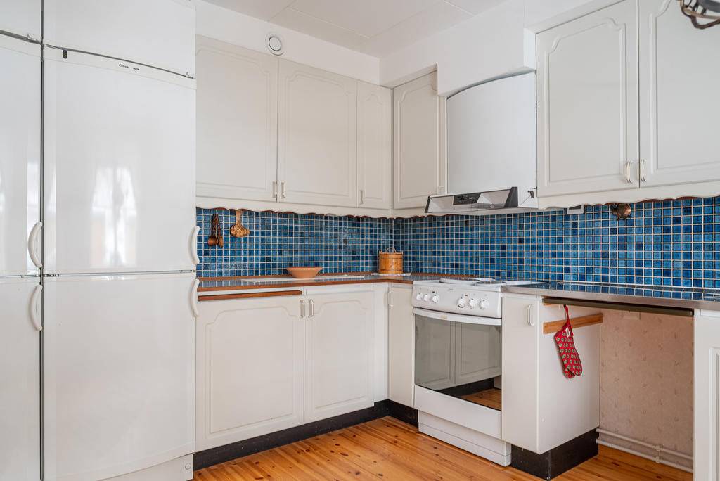 Kök med ljusa luckor