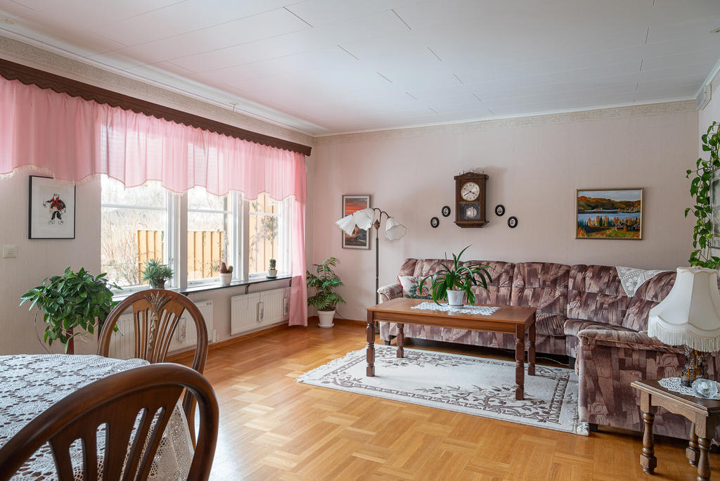 Vardagsrum med stora fönsterpartier