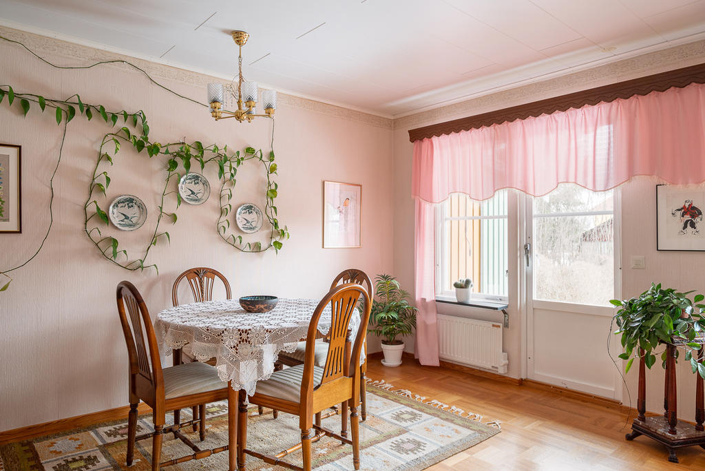 Stort vardagsrum med utgång till uteplatsen och tomten